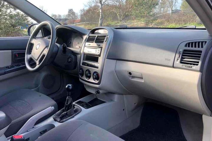 Blå Kia Cerato fra 2005