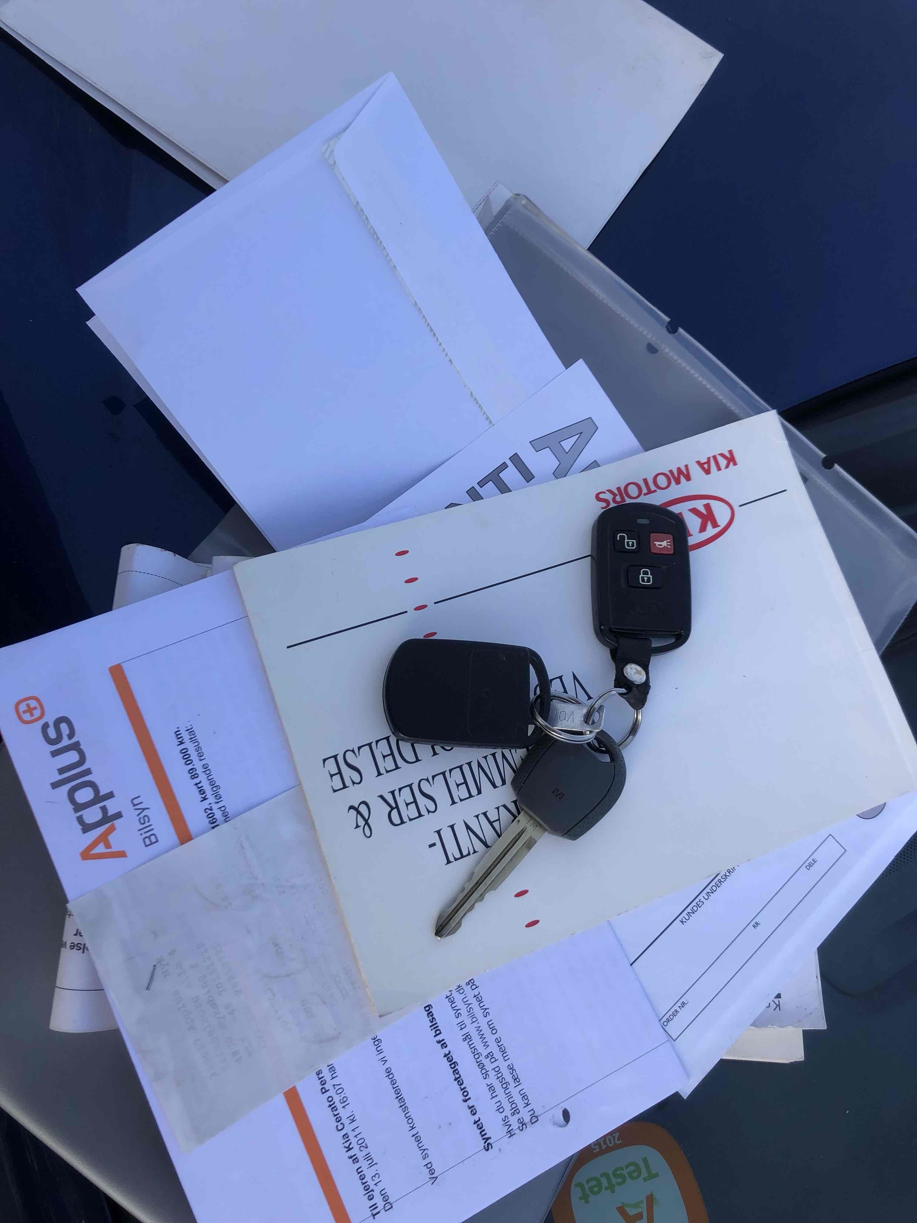 Blå Kia Cerato fra 2005