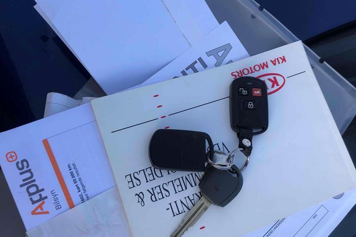 Blå Kia Cerato fra 2005