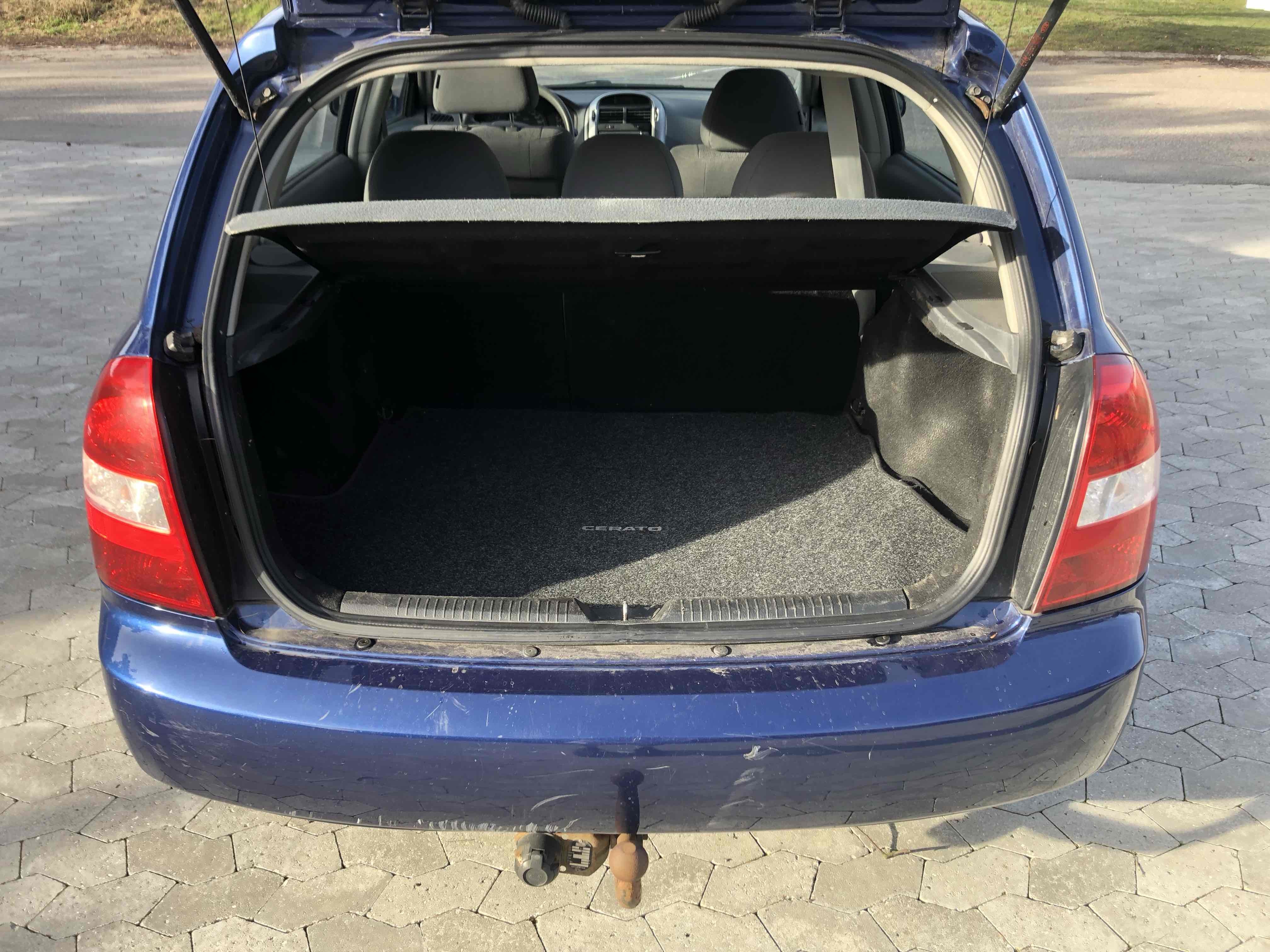 Blå Kia Cerato fra 2005