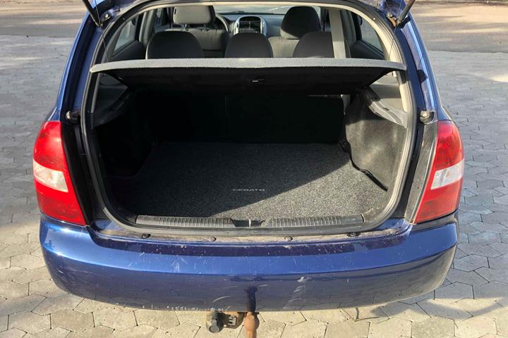 Blå Kia Cerato fra 2005