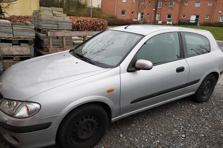 Grå Nissan Almera fra 2002