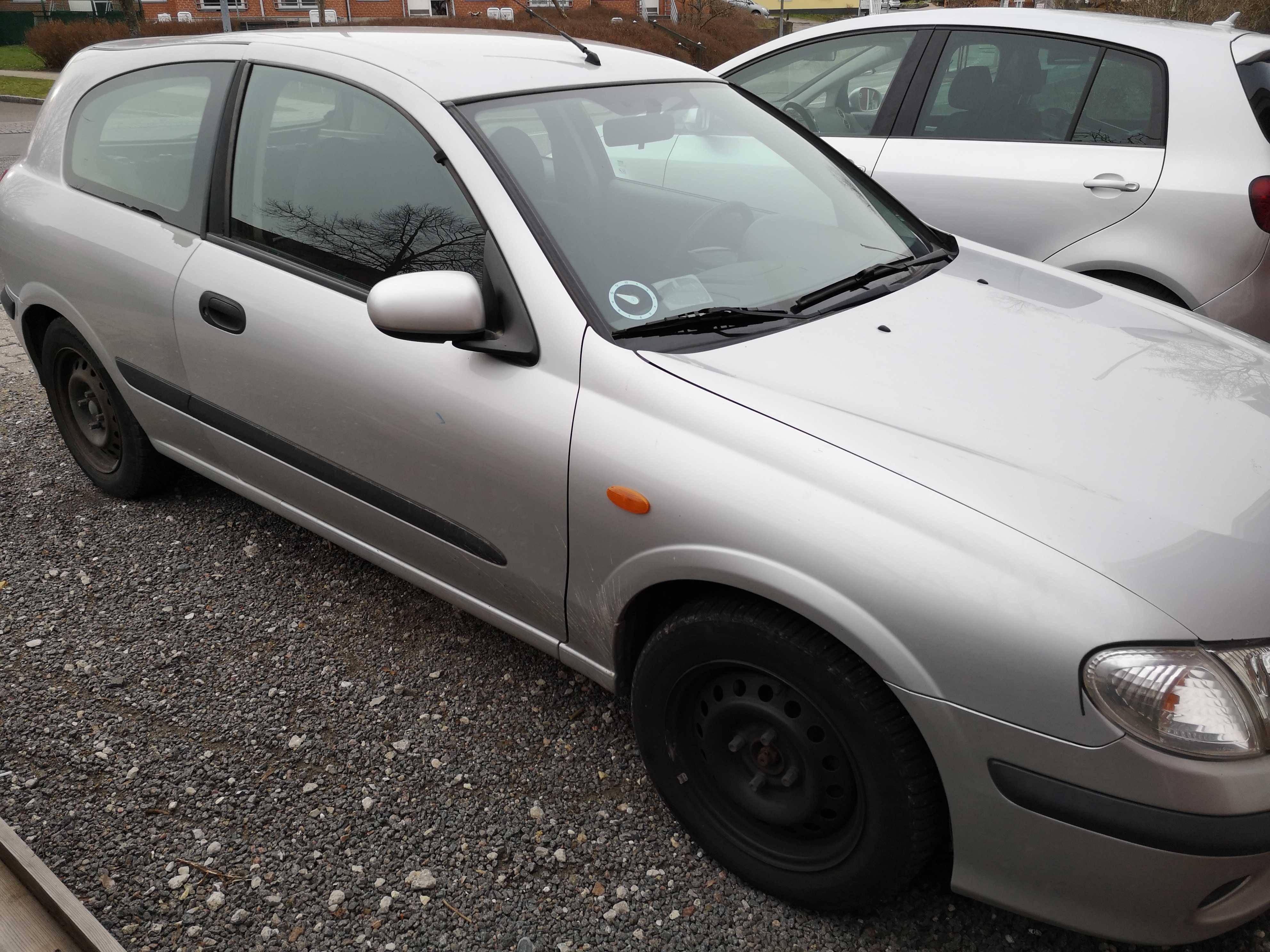 Grå Nissan Almera fra 2002