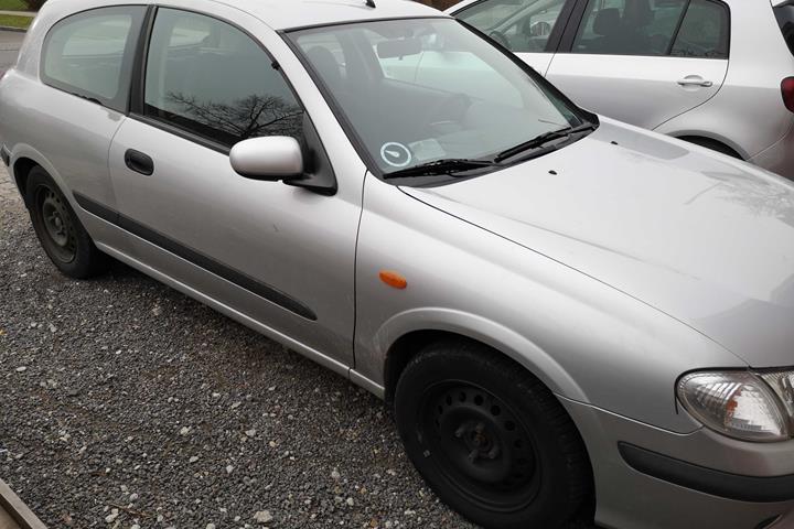 Grå Nissan Almera fra 2002