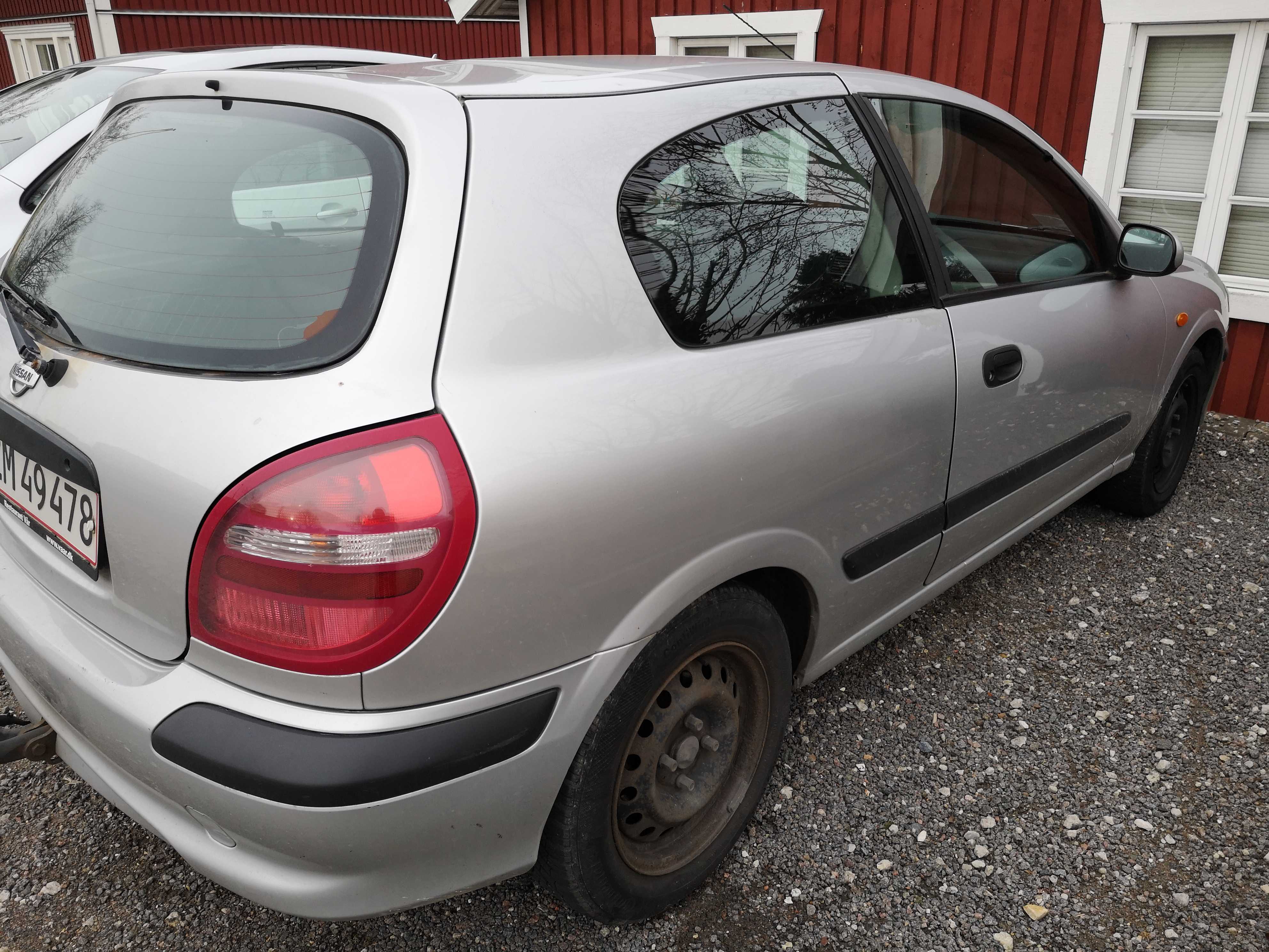 Grå Nissan Almera fra 2002