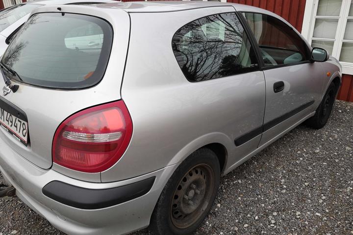 Grå Nissan Almera fra 2002