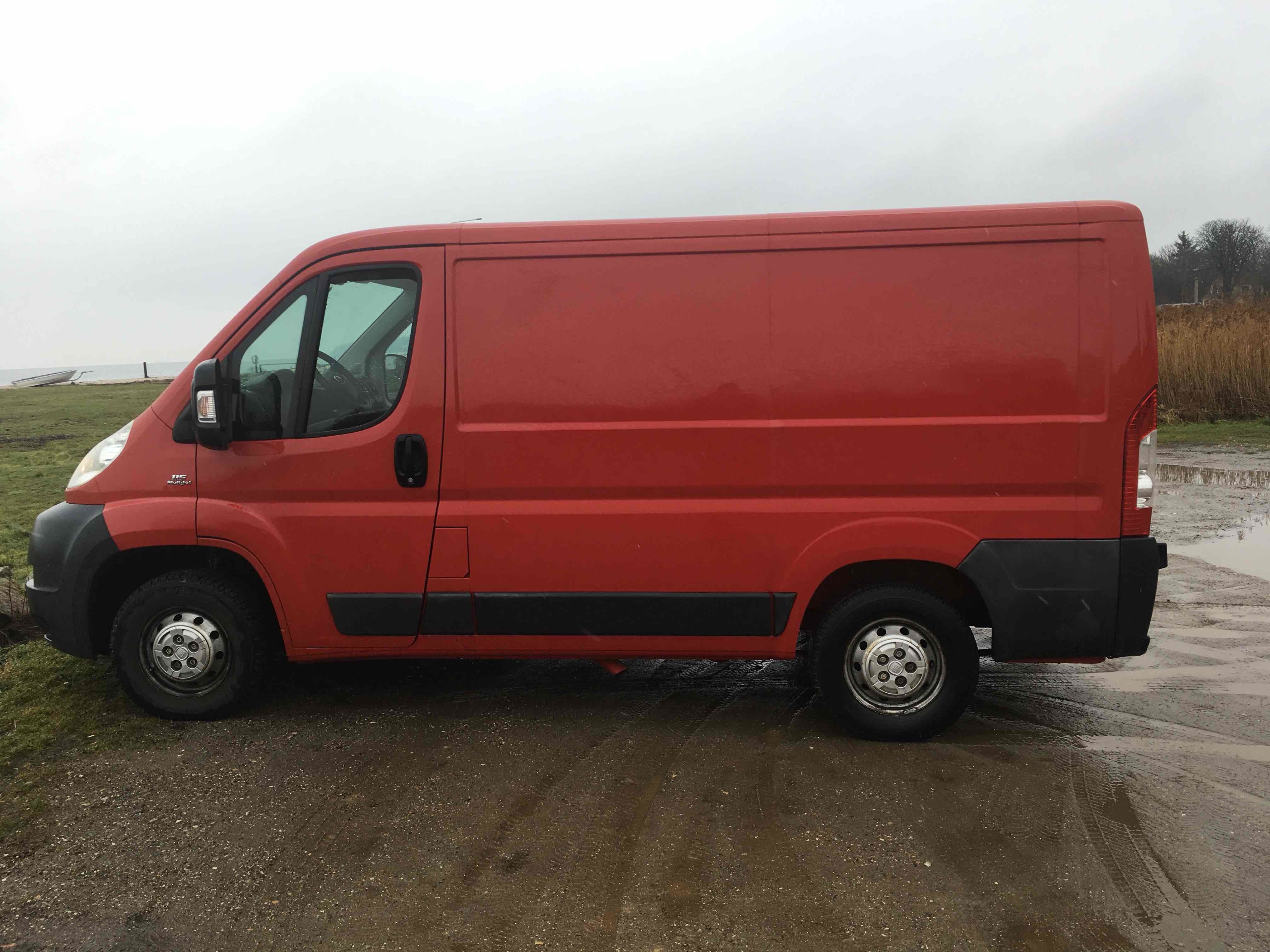 Rød Fiat Ducato fra 2011