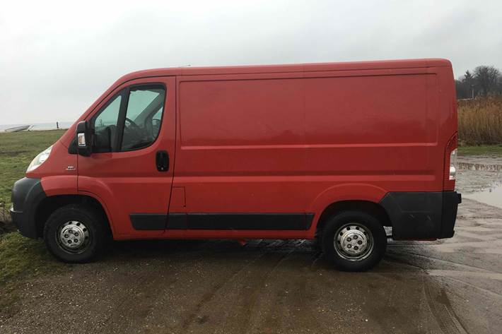 Rød Fiat Ducato fra 2011
