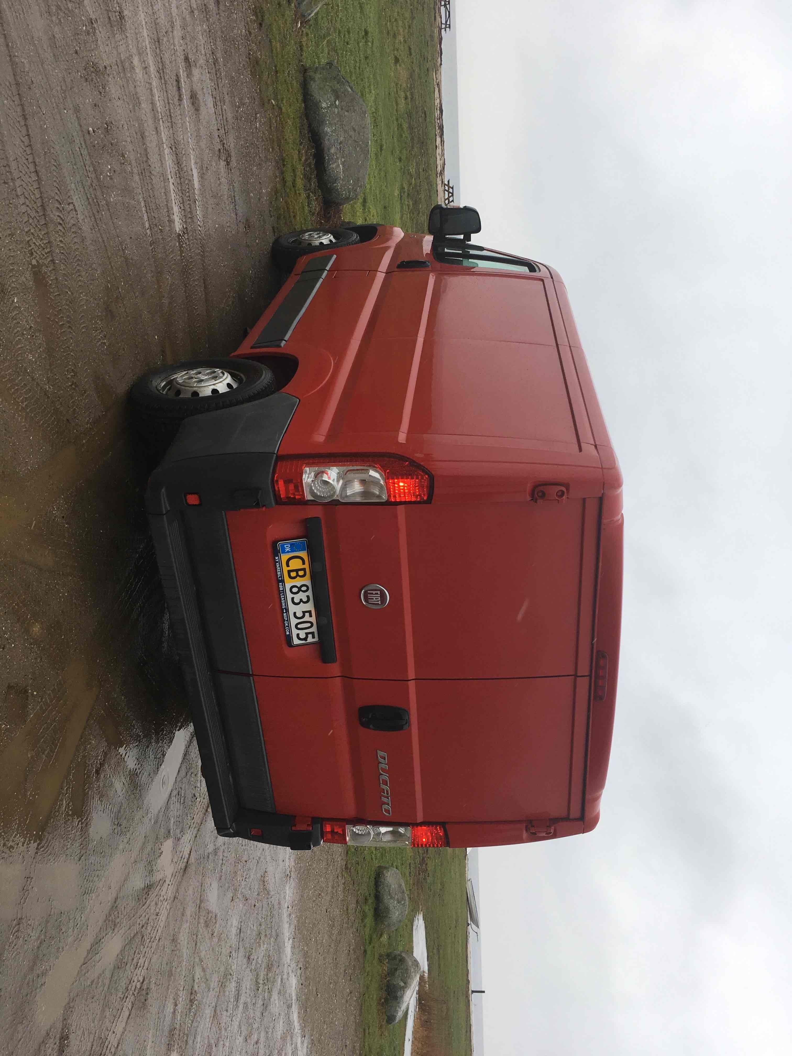 Rød Fiat Ducato fra 2011