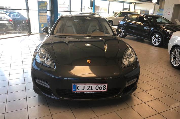 Grå Porsche Panamera Turbo fra 2009
