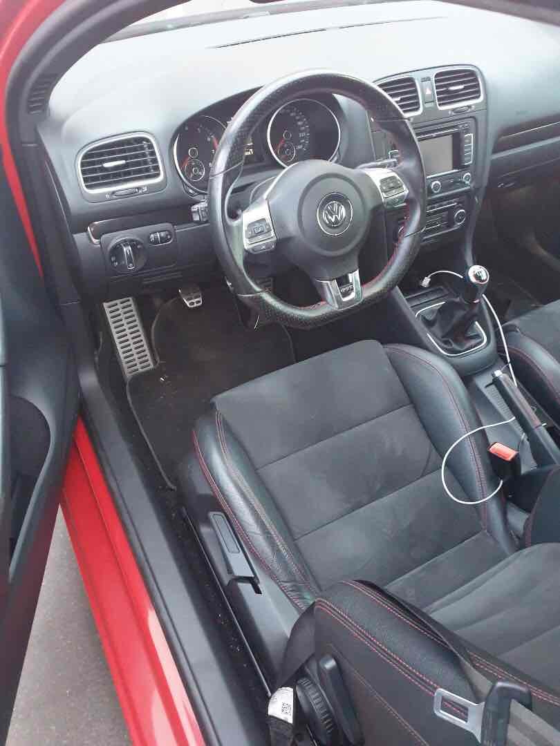 Rød VW Golf VI fra 2012