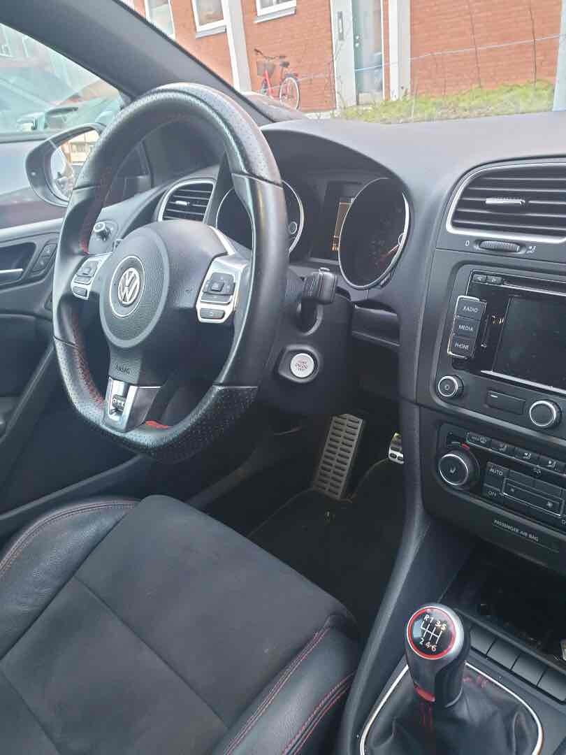 Rød VW Golf VI fra 2012