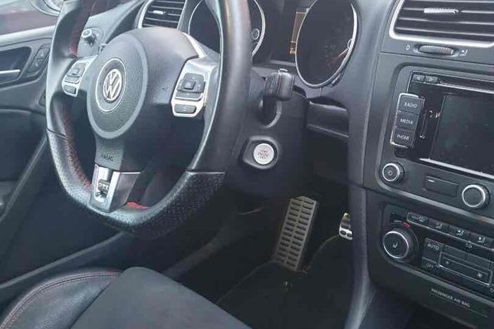 Rød VW Golf VI fra 2012