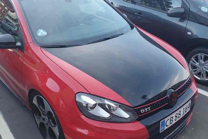 Rød VW Golf VI fra 2012