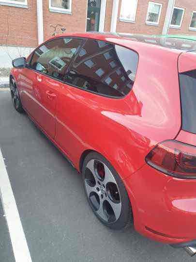 Rød VW Golf VI fra 2012