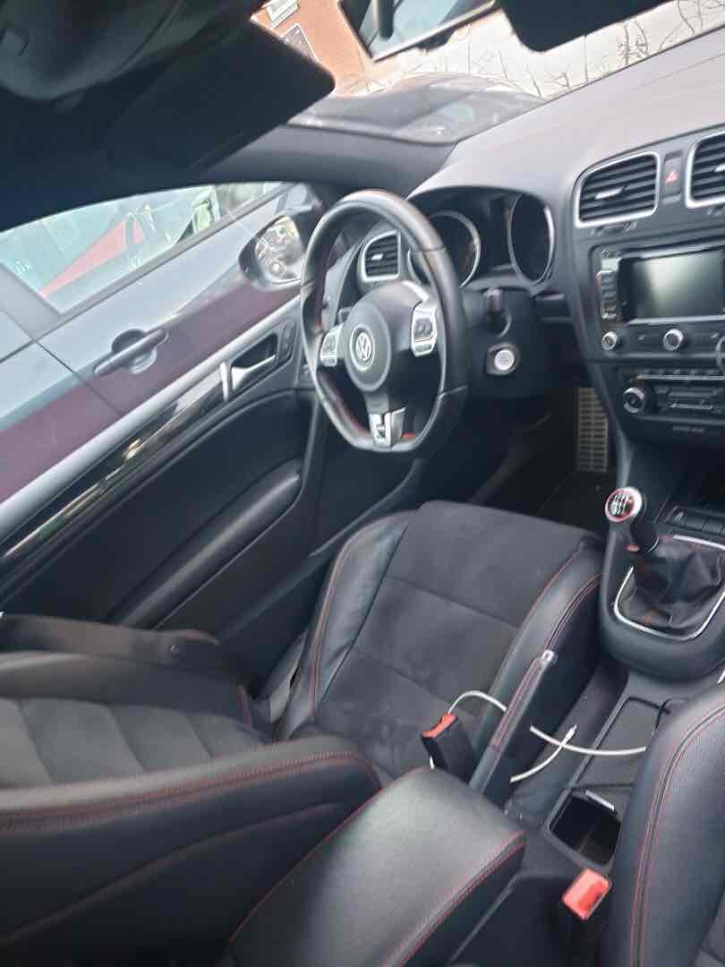 Rød VW Golf VI fra 2012