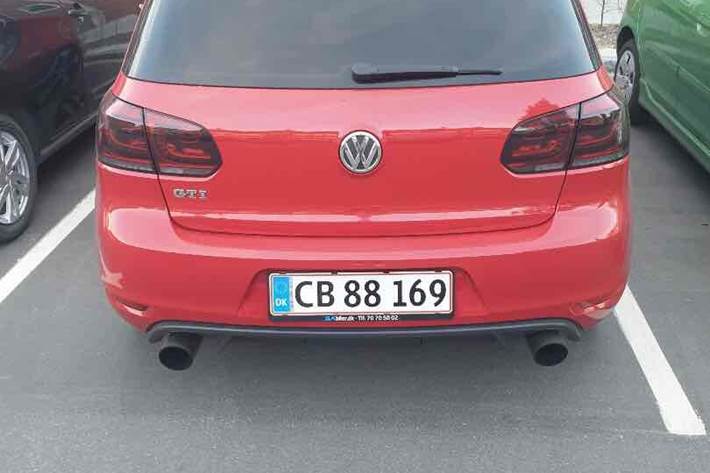 Rød VW Golf VI fra 2012