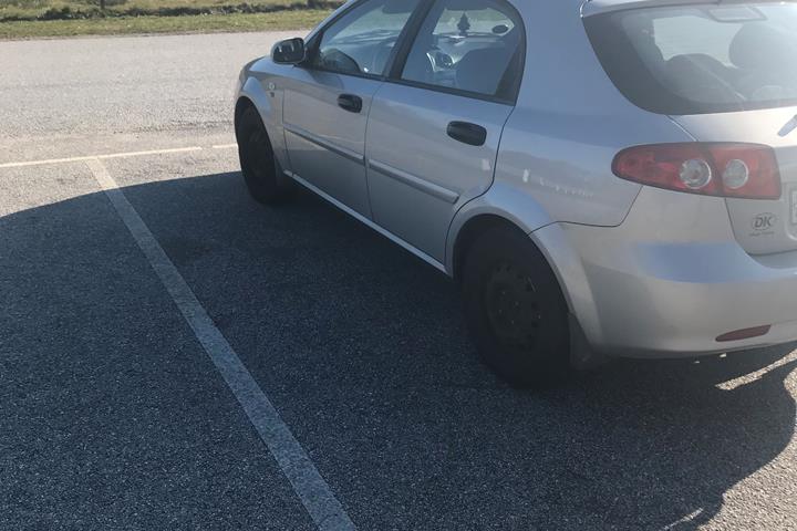 Grå Daewoo Lacetti fra 2006