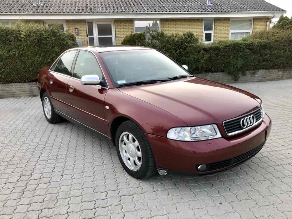 Rød Audi A4 fra 1999