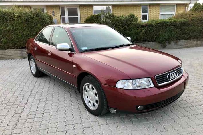 Rød Audi A4 fra 1999