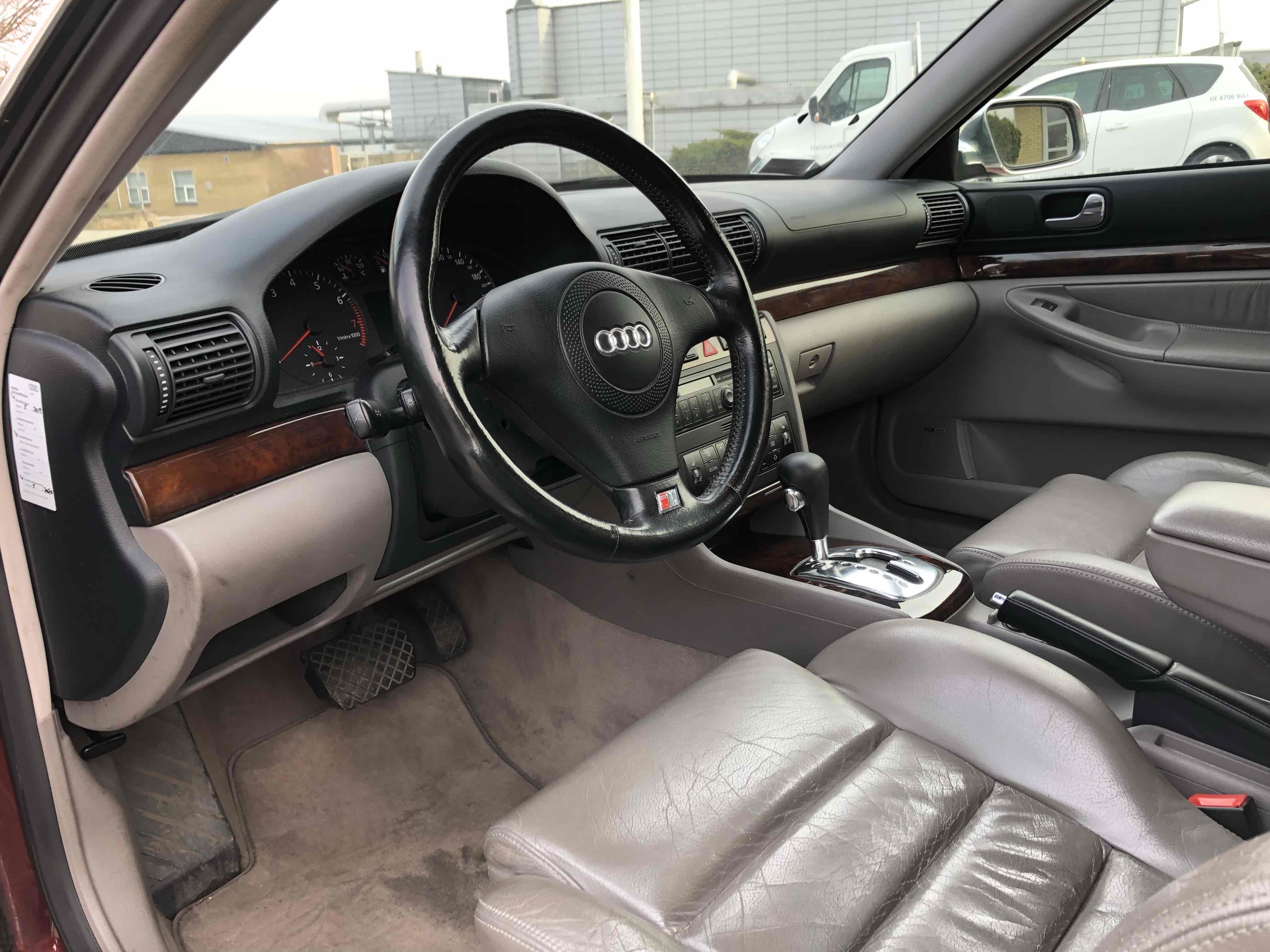 Rød Audi A4 fra 1999
