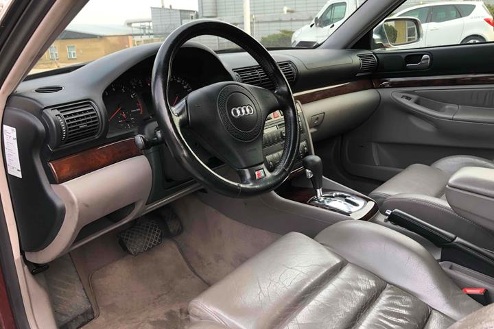 Rød Audi A4 fra 1999
