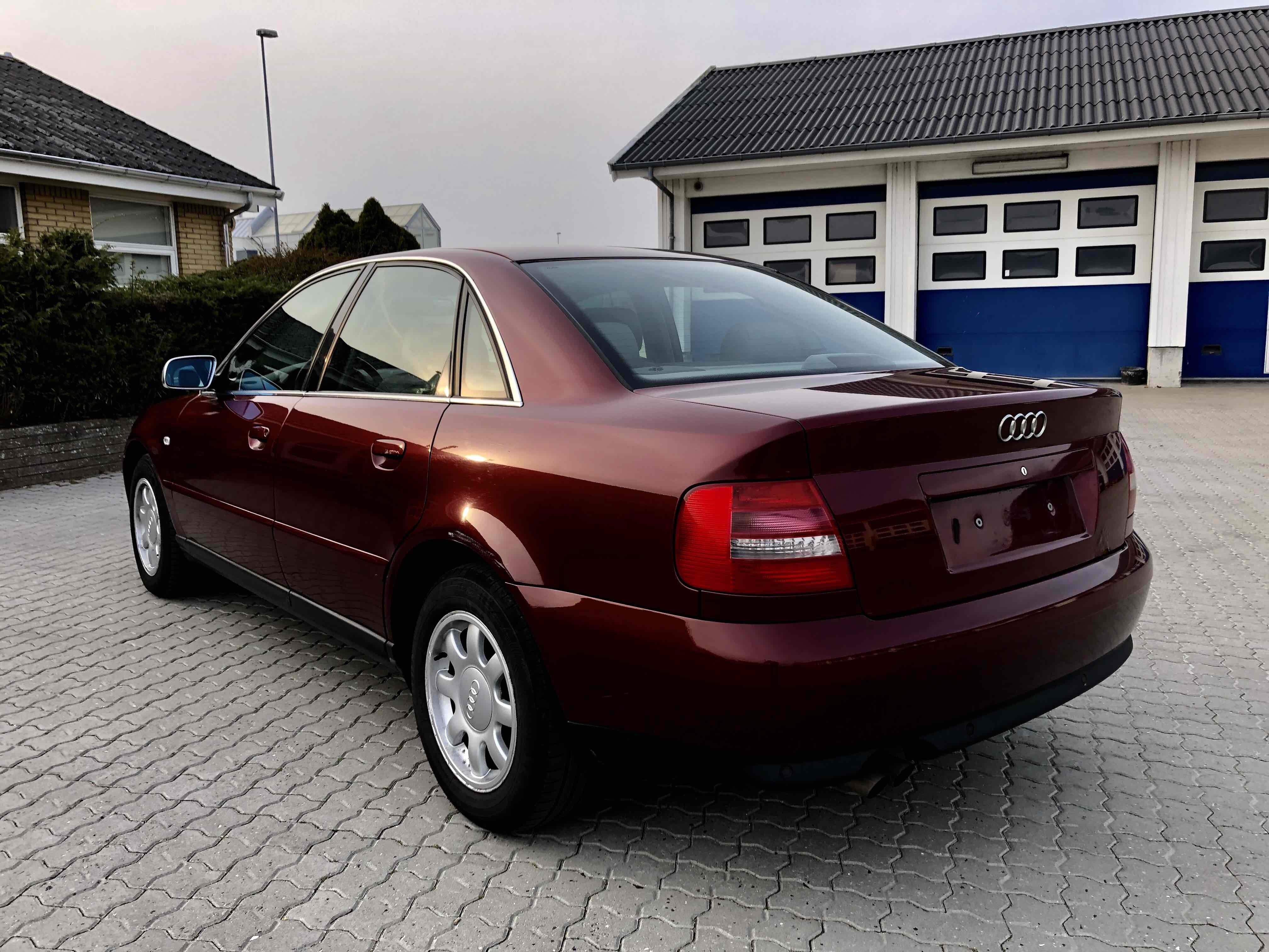 Rød Audi A4 fra 1999