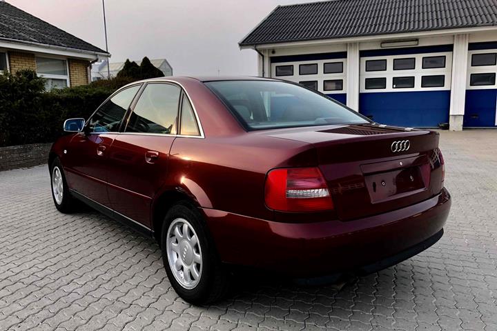 Rød Audi A4 fra 1999