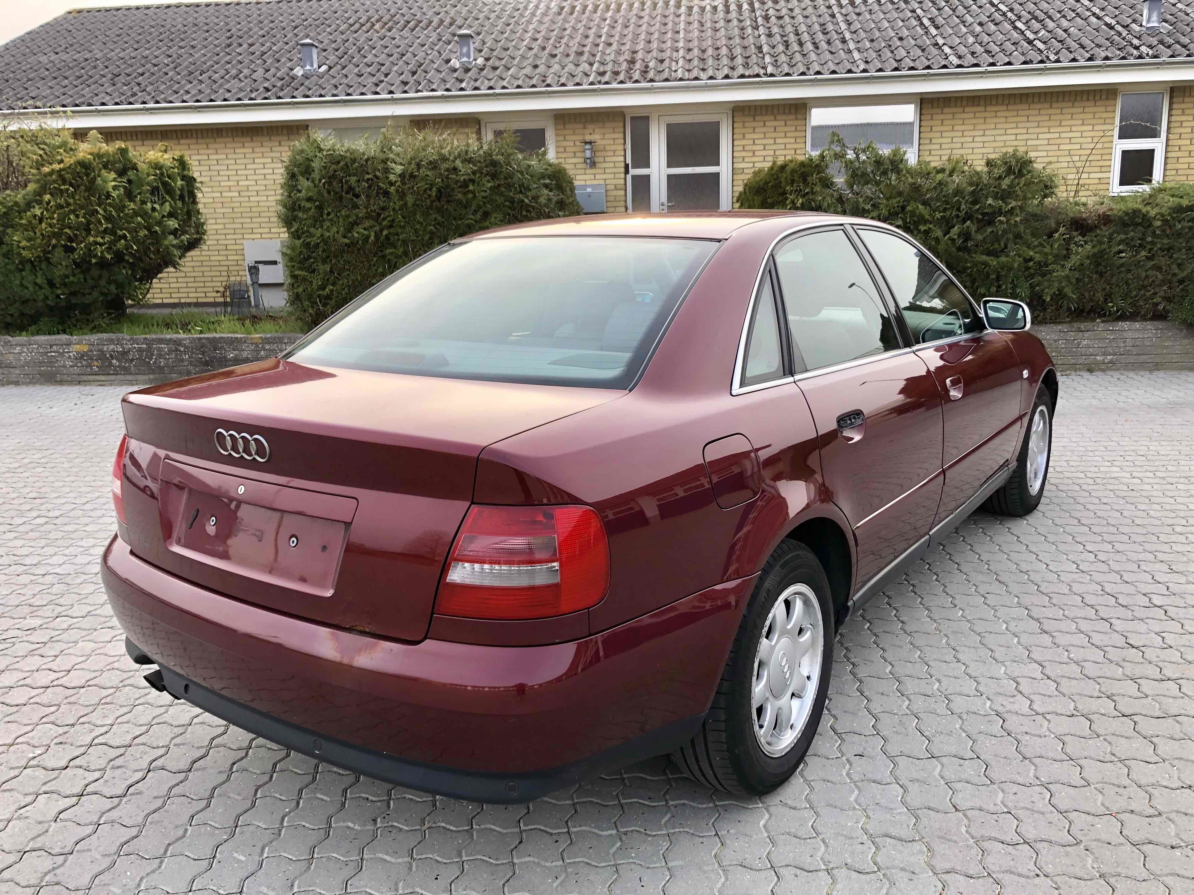 Rød Audi A4 fra 1999