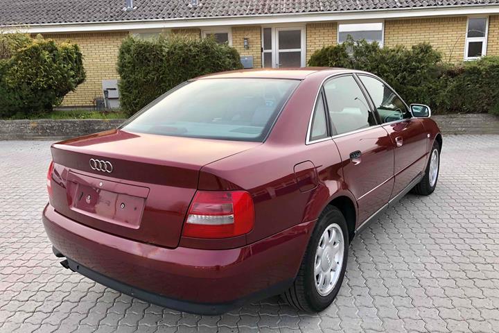 Rød Audi A4 fra 1999
