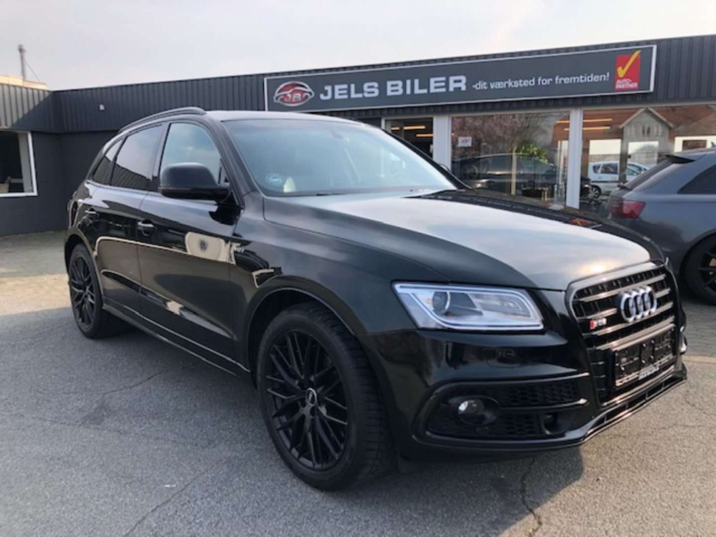 Grå Audi SQ5 fra 2016