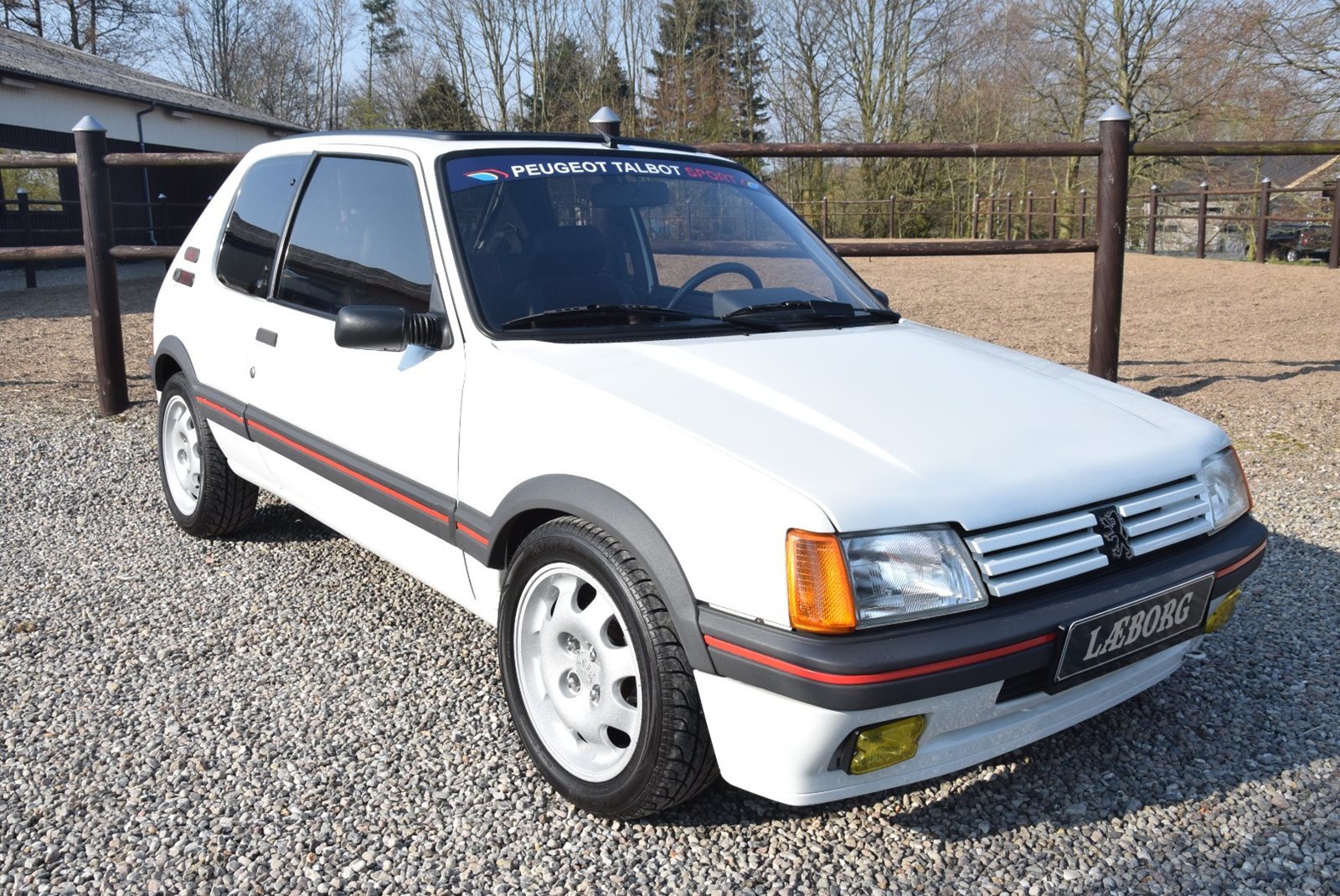 Hvid Peugeot 205 fra 1987