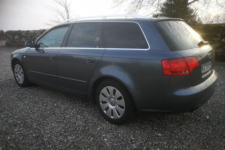 Grå Audi A4 fra 2004