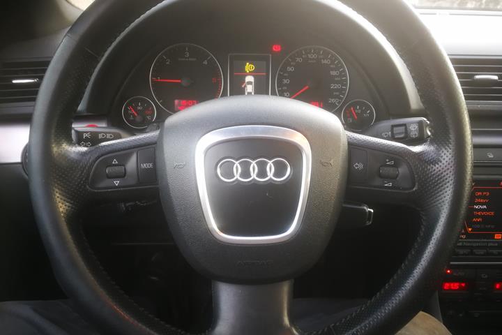 Grå Audi A4 fra 2004