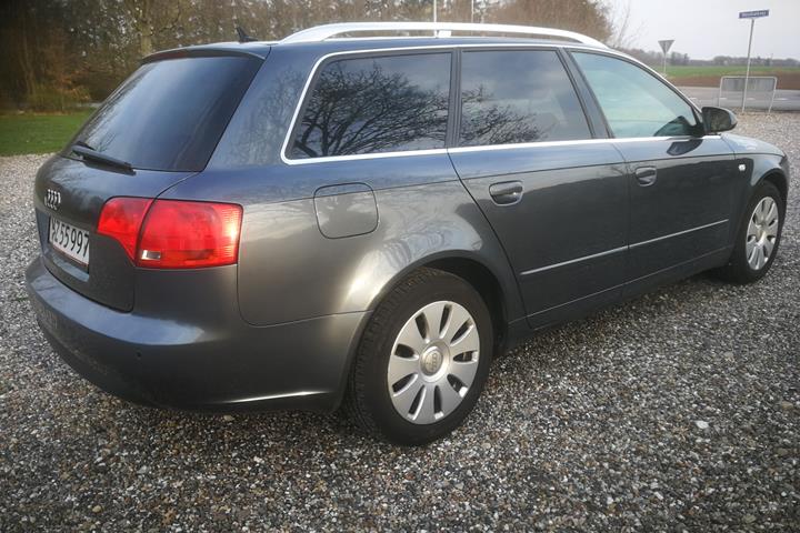 Grå Audi A4 fra 2004
