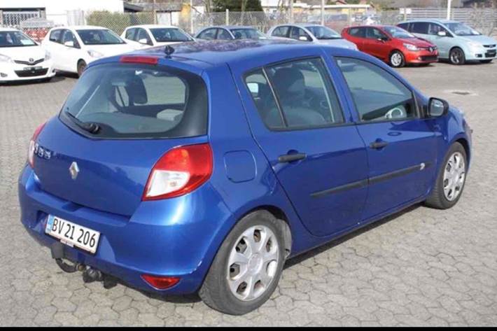 Blå Renault Clio III fra 2009