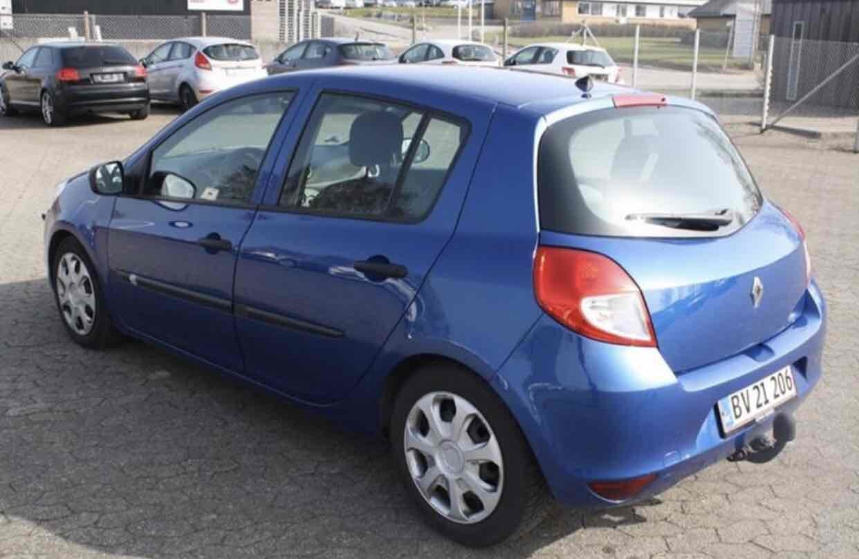 Blå Renault Clio III fra 2009