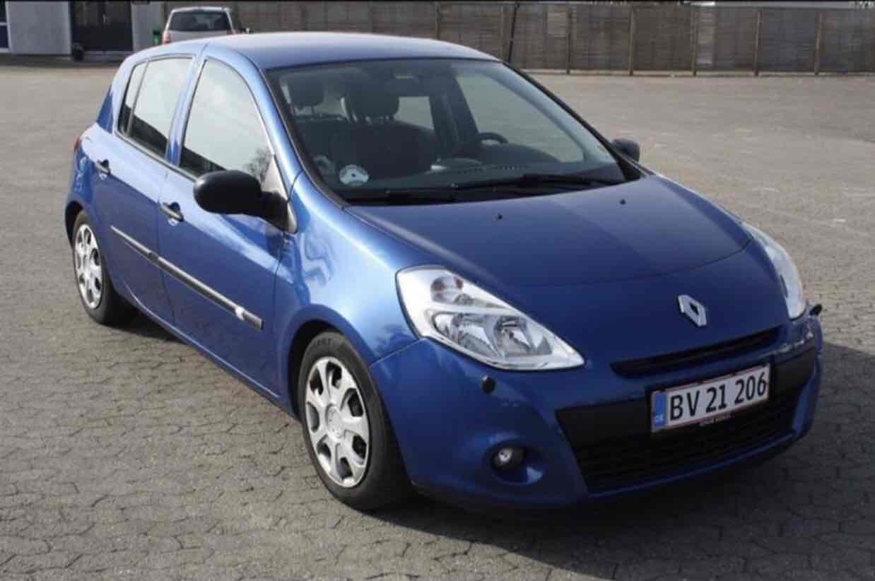 Blå Renault Clio III fra 2009