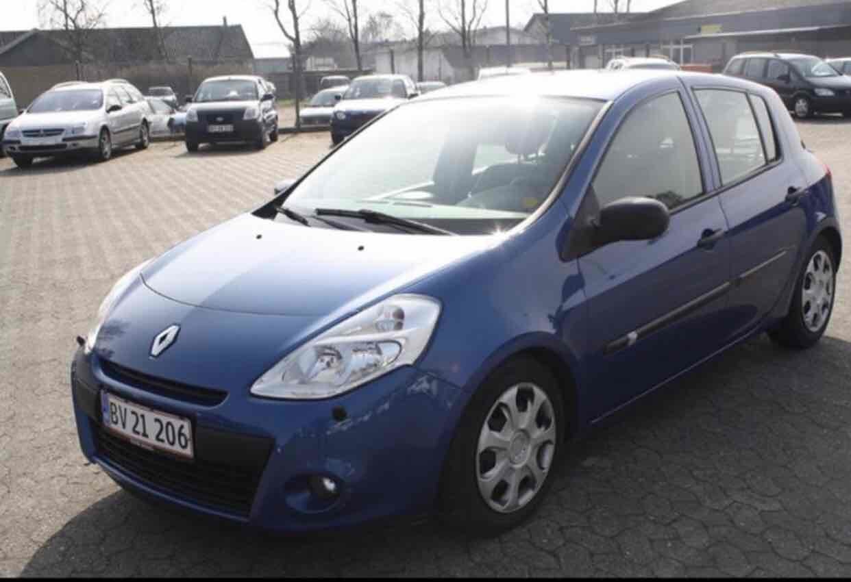 Blå Renault Clio III fra 2009