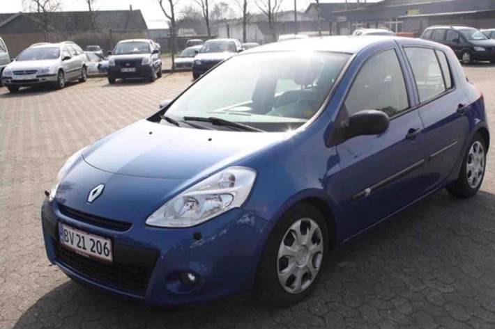 Blå Renault Clio III fra 2009