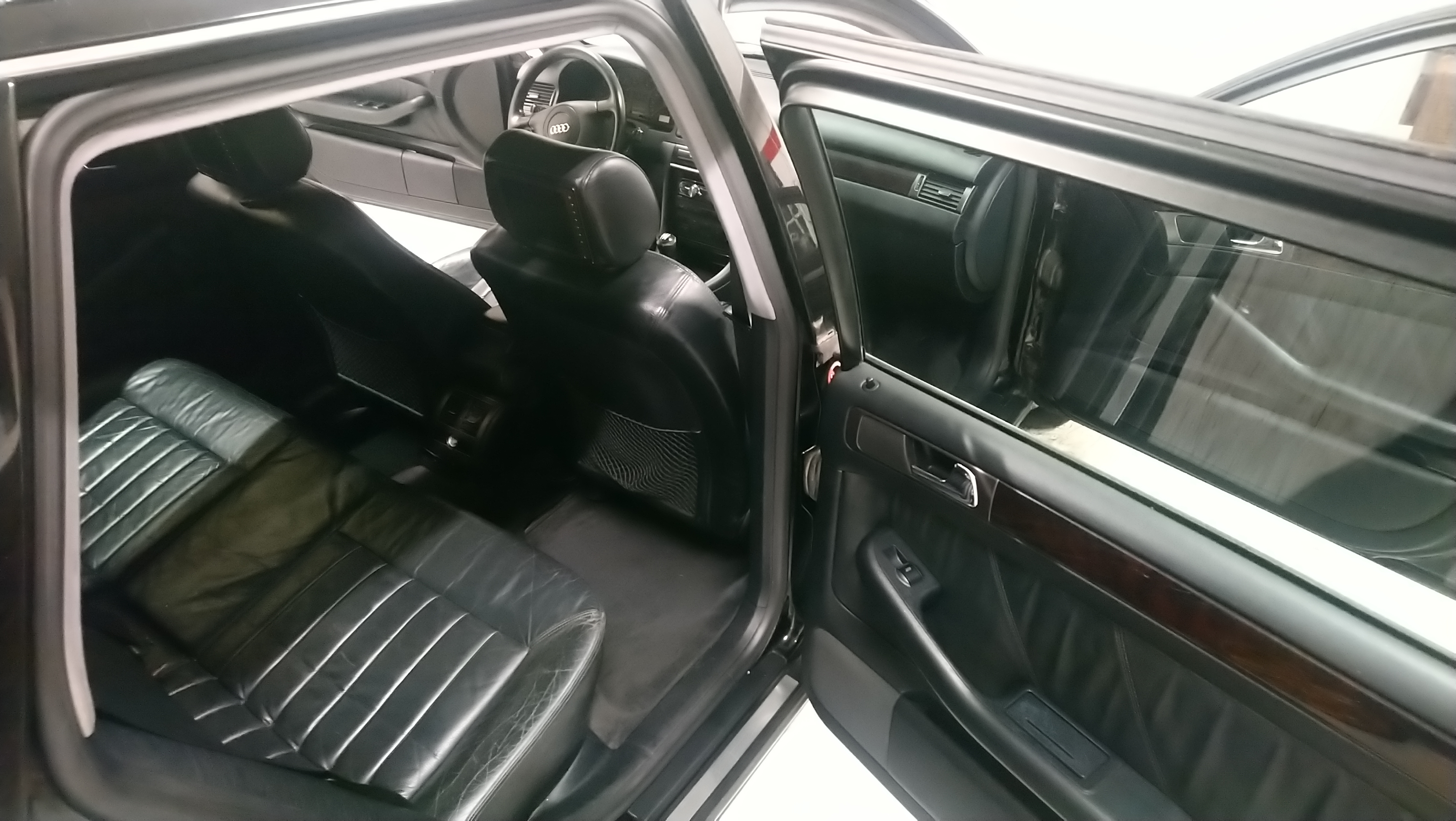 Sort Audi A6 fra 1998
