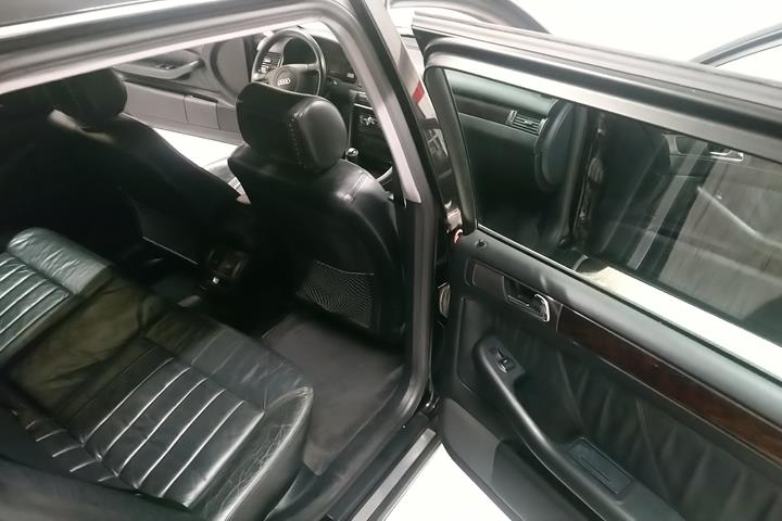 Sort Audi A6 fra 1998