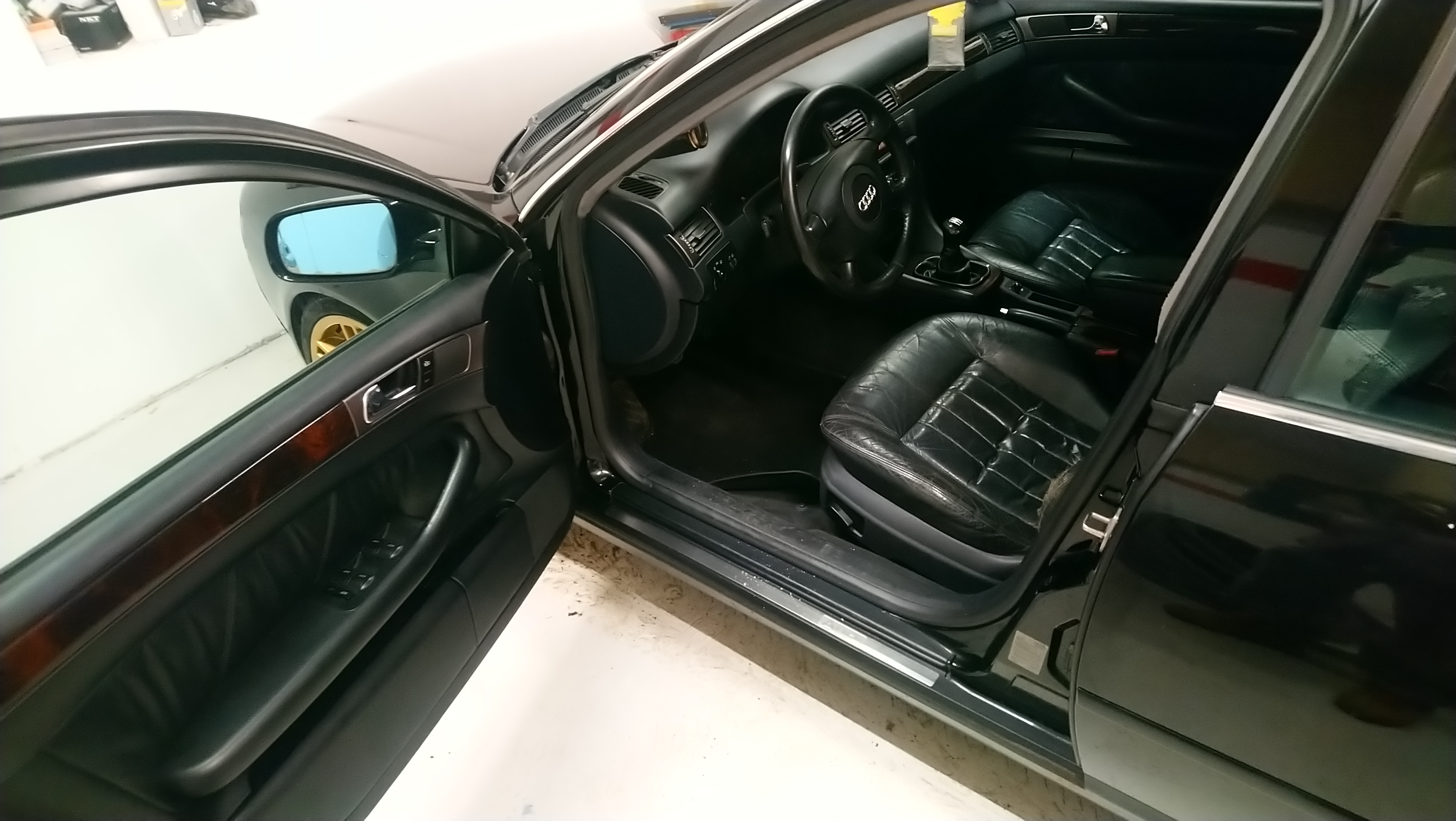Sort Audi A6 fra 1998
