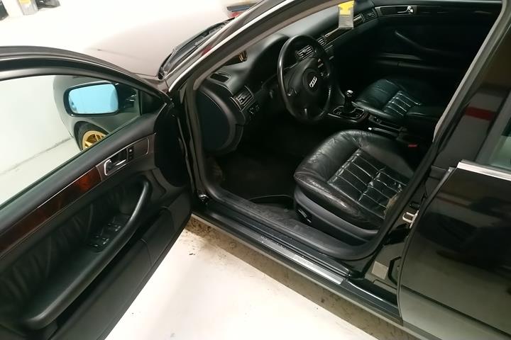 Sort Audi A6 fra 1998