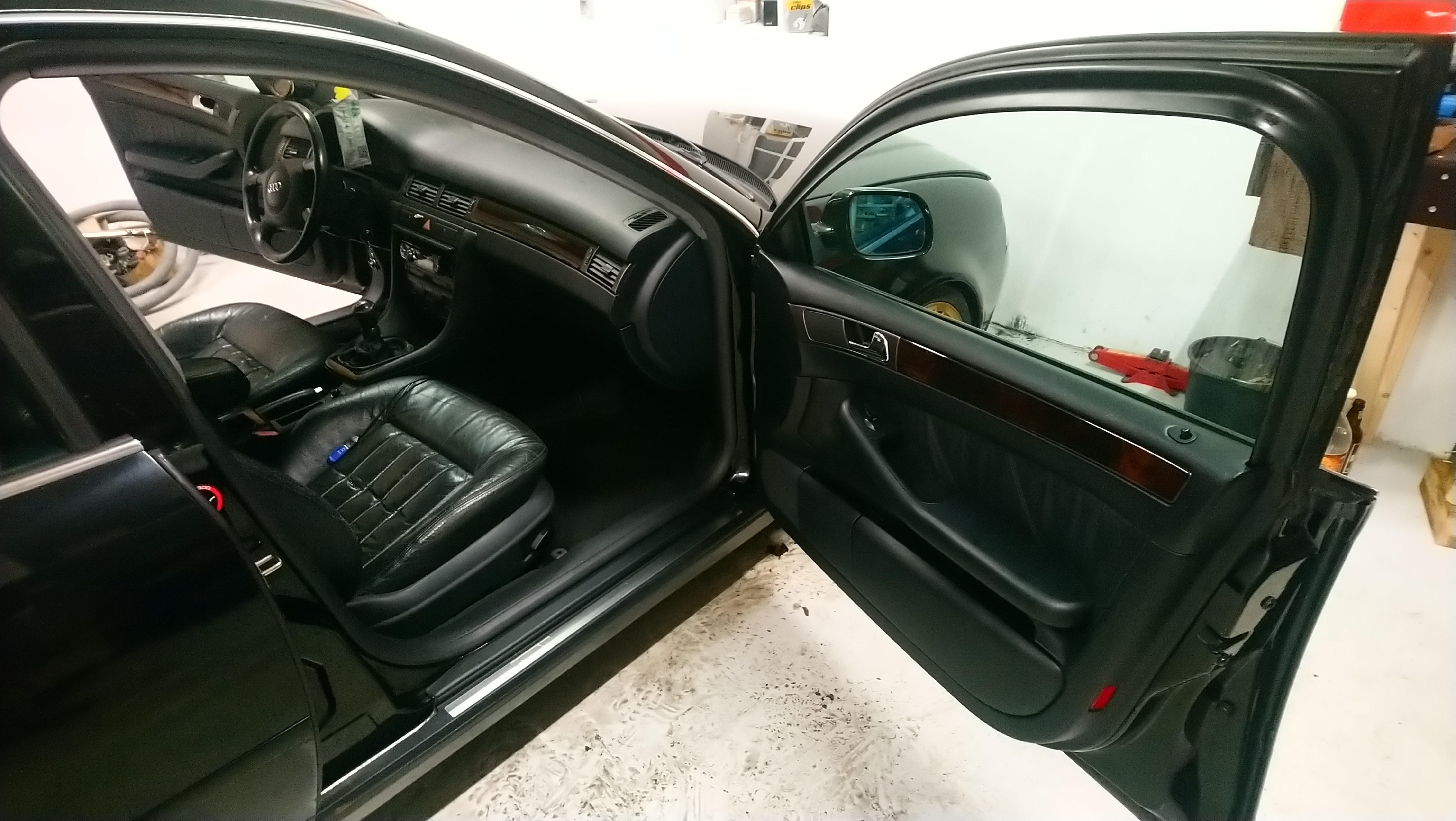 Sort Audi A6 fra 1998