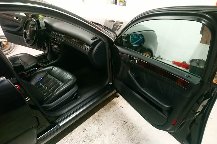 Sort Audi A6 fra 1998