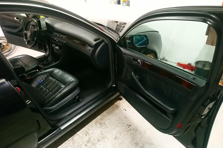 Sort Audi A6 fra 1998