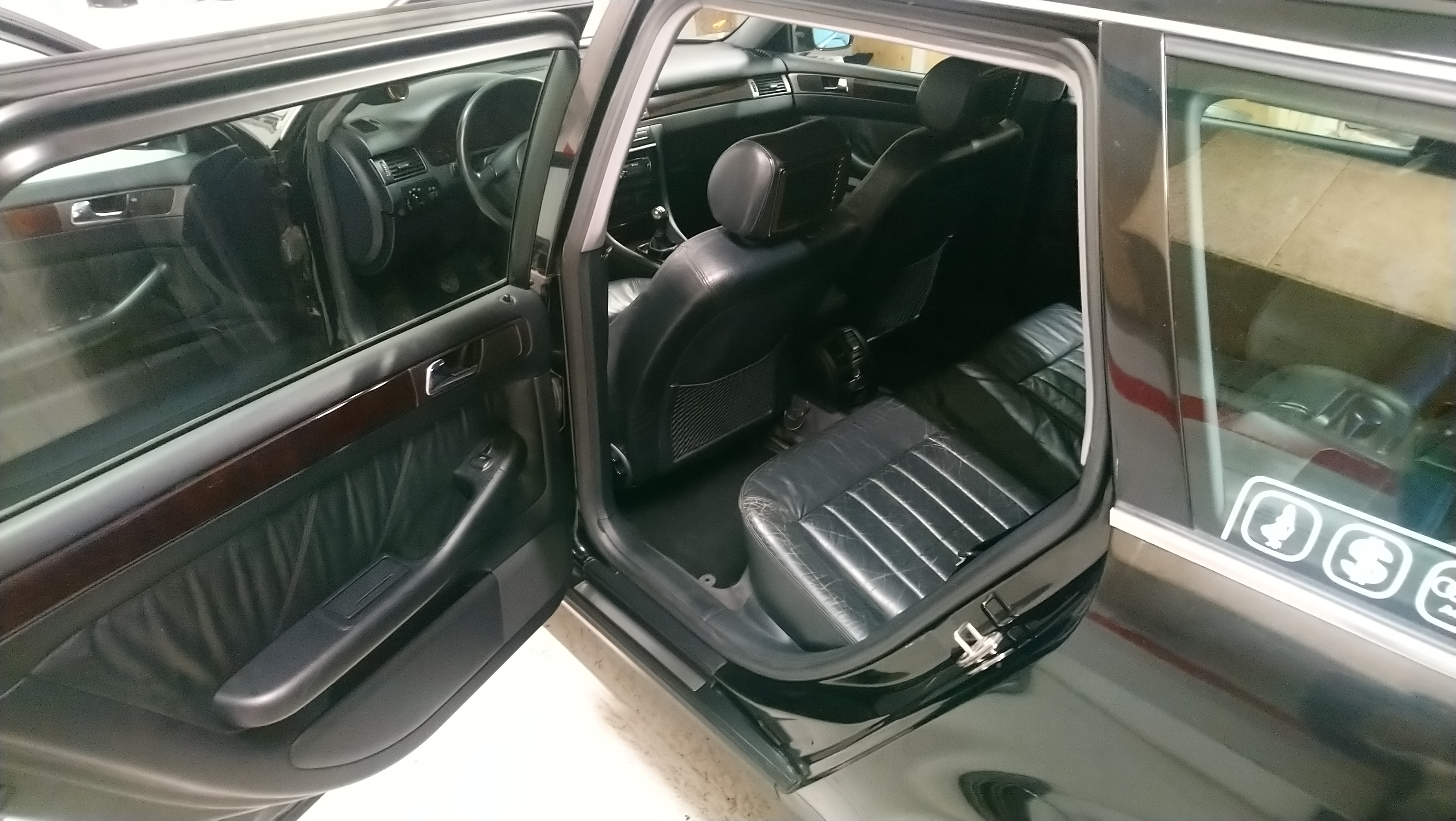 Sort Audi A6 fra 1998