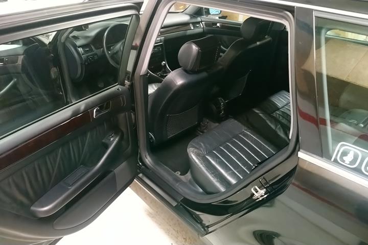 Sort Audi A6 fra 1998
