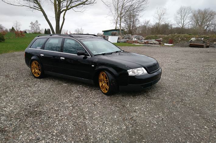Sort Audi A6 fra 1998
